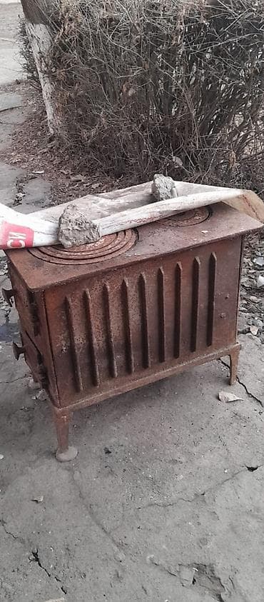 Дрова: Чугунная печь-«буржуйка» с варочной поверхностью. Особенности: - — 1