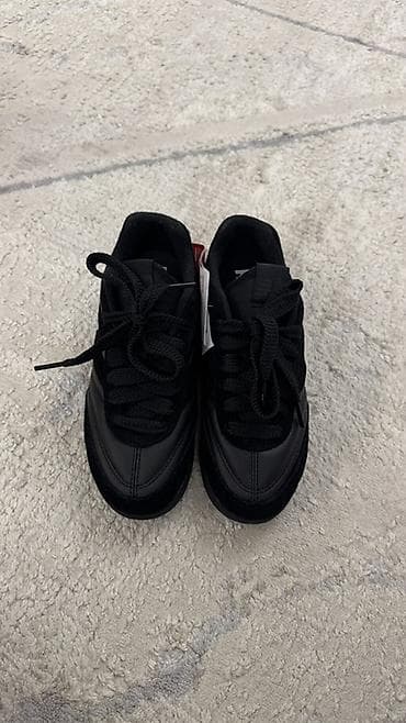 Кроссовки низкие, черные, универсального стиля. Особенности: -