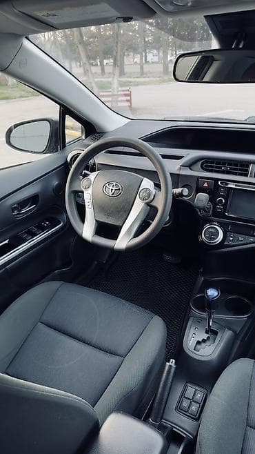 Продажа авто: Toyota Prius C: 2017 г., 1.5 л, Вариатор, Гибрид, Хэтчбэк — 8
