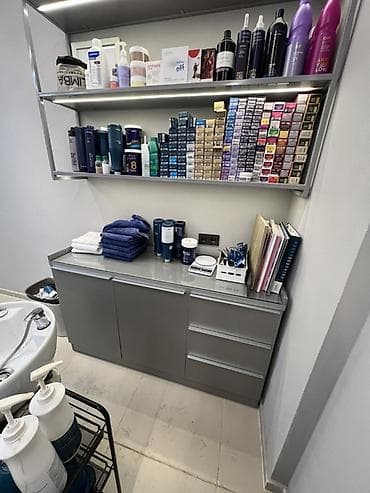Маникюрные столы: Профессиональная парикмахерская тумба с навесными полками и подсветкой — 2