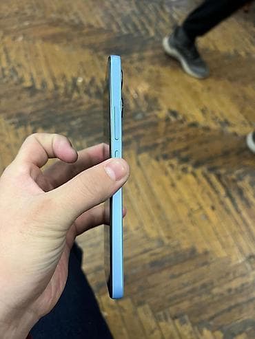 galaxy note 10 plus: Смартфон с плоским дисплеем и голубой рамкой корпуса. Основные — 2