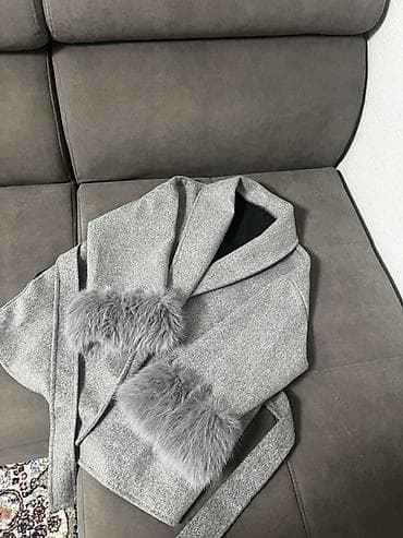 Женское пальто серого цвета с поясом и меховыми манжетами - Цвет