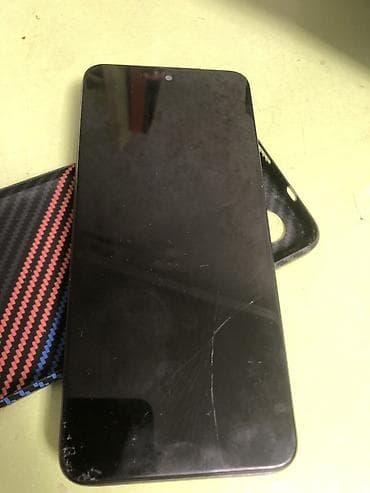 чехол кий: Смартфон с фронтальной камерой в отверстии по центру экрана. Диагональ — 1