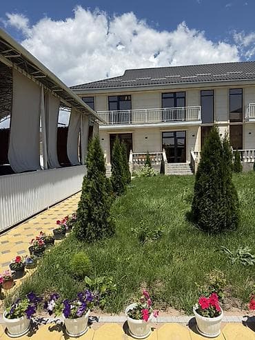 Продажа домов: Просторный загородный дом с ухоженным двориком и большой крытой летней — 1