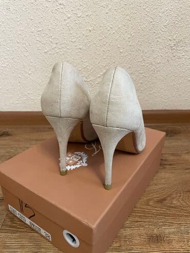 Прокат одежды: Туфли Bershka замша. В отличном состоянии, каблук не высокий (около — 3