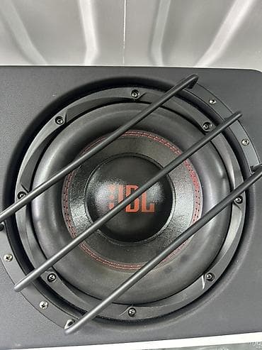 Активный сабвуфер JBL в корпусе - Размер динамика: 10–12" (визуально