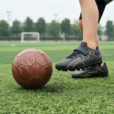 бутсы найк аир зум детские: Черные детские футбольные бутсы, предназначенные для игры на различных — 1