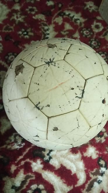 резиновая обувь: Футбольный мяч классической формы (панели-пятиугольники и жарык эмэс — 1