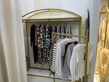 оборудование в бутик: Кронштейны Стеллажи Стойки Вешала Столы ресепшен Раскладочные — 9