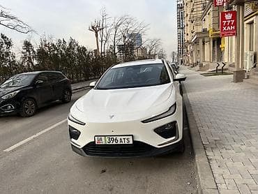 спорт купе: Электромобиль кроссовер, белый кузов с чёрной крышей. Современный — 1