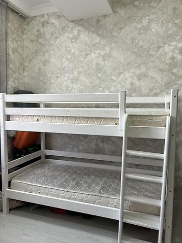 Двухъярусная кровать из массива (белая) Продаю двухъярусную кровать