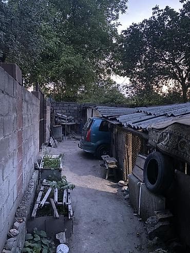 Үйлөр: Продаю участок полдома 2,5 сотки где-то длина участка 25 метров и — 2