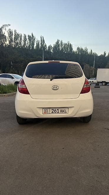 Транспорт: Hyundai i20: 2010 г., 1.3 л, Механика, Бензин, Хэтчбэк — 3