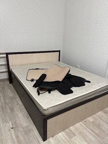 корзина подарочный набор: Спальный гарнитур, кровать, трехстворчатый шкаф и прикроватная тумба — 1