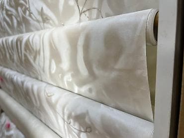 Атласная ткань молочного/айвори оттенка на рулоне. - Поверхность