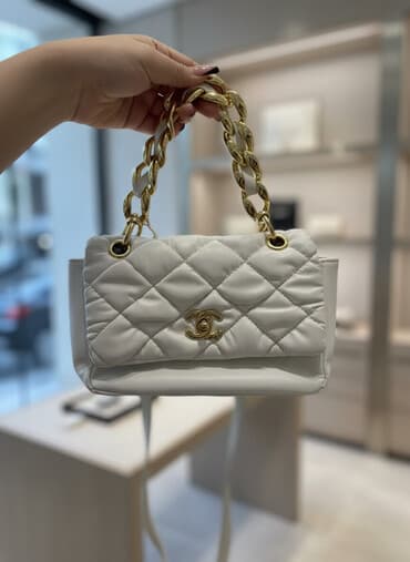 черная удлиненная куртка: Сумка белая стеганая с золотистой фурнитурой - Компактная — 1