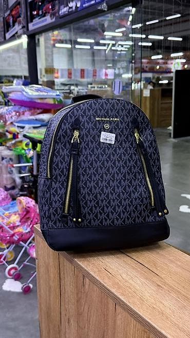кожаные пиджаки: Рюкзак Michael Kors с монограммой MK - Форм‑фактор: компактный — 3