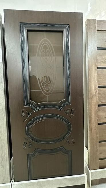Межкомнатная дверь с декоративным стеклом и фигурной фрезеровкой -