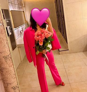 Жеке буюмдар: Яркий женский костюм в насыщенно-розовом цвете (фуксия). Состав — 1