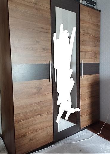 шкаф с зеркалом: Шкаф почти новый. от гарнитура — 1