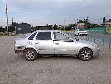 Унаа: Toyota Corolla: 2010 г., 1.8 л, Кол менен иштөөчү, Бензин, Седан — 3