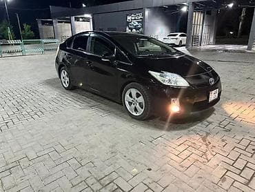 таёт: Toyota Prius: 2011 г., 1.8 л, Вариатор, Гибрид, Хэтчбэк — 1