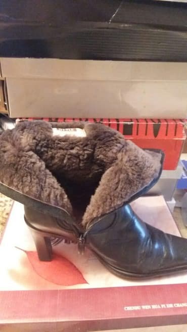 Сапоги: Продаю сапоги кожаные, натуральный мех. Очень теплые. размер 38 — 2