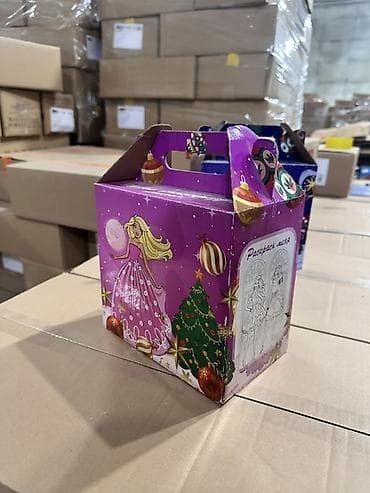 коробка для торта: Подарочные новогодние коробки с ручкой и раскраской на боковых гранях — 3