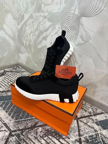 кожанные сандали: Кроссовки Hermes Paris, модель с контрастной рифлёной подошвой - — 1