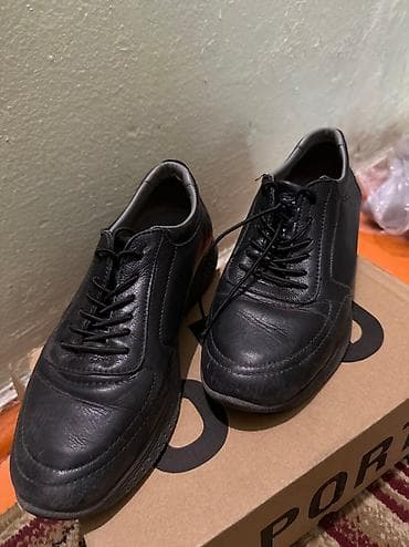 Кроссовки и спортивная обувь: Кожа. Размер 36. В Лионе покупали. В хорошем состоянии. Отдам за 1300 — 2