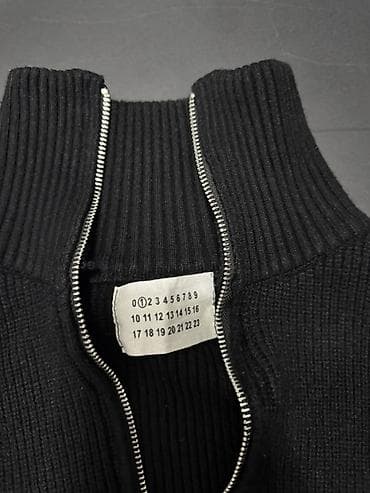 Свитера: Черный вязаный кардиган на молнии Maison Margiela
Размер m — 4