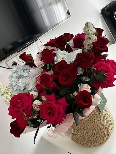 Авторская цветочная композиция в плетёной корзине TE AMO flowers