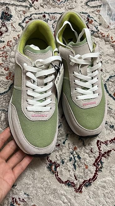 Ботинки: Кроссовки Манго
37 размер
5500 — 2