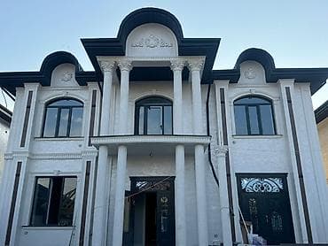 Просторный дом в классическом стиле с колоннами и выразительным