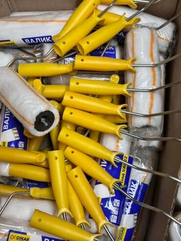 раскатка теста: Малярный валик с ворсом, предназначенный для нанесения краски на — 1