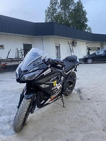 мотоци: Спортивный мотоцикл в обтекателях, черный, с фирменными наклейками и — 4