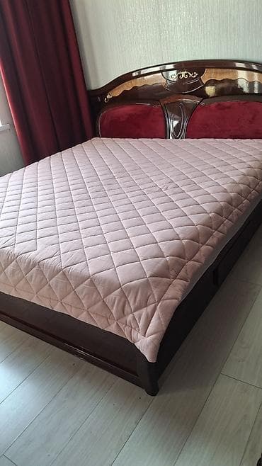 мебельный паралон: Двуспальная кровать с высоким изголовьем и мягкой спинкой в хорошем — 1