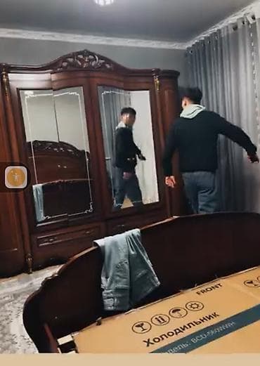 На шкафу зеркало на одной дверцей сломано и туалетный столик от него