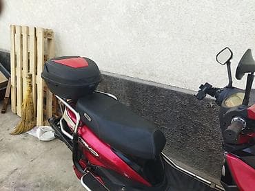 Электроскутер городской, ярко‑голубой цвет, с дополнительным грузовым