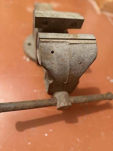 электроинструменты оптом: Тиски слесарные настольные, поворотные. - Материал: массивный — 4