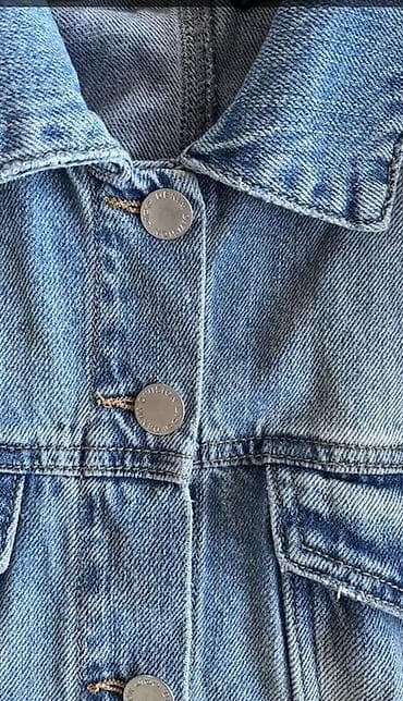 куртки кожаные: Джинсовая стильная куртка на девочку 8-10 лет, в отличном состоянии — 4