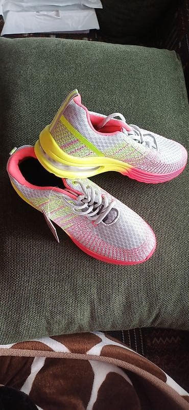 летние кроссовки: Продаю кроссовки лёгкие летние. Розовые с жёлтым 39 размер, фиолетовые — 7