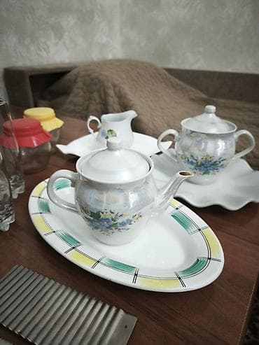 Посуда: За все 500 сом. Целое, без сколов. Находится в микрорайоне Аламедин-1 — 5