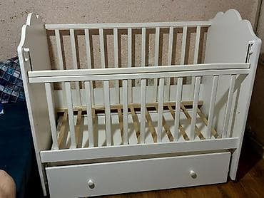 детские матрас: Детская кроватка с маятниковым механизмом и выдвижным ящиком. Размер — 1