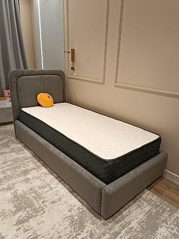 Односпальная и двухспальная мягкая кровать с высоким изголовьем -