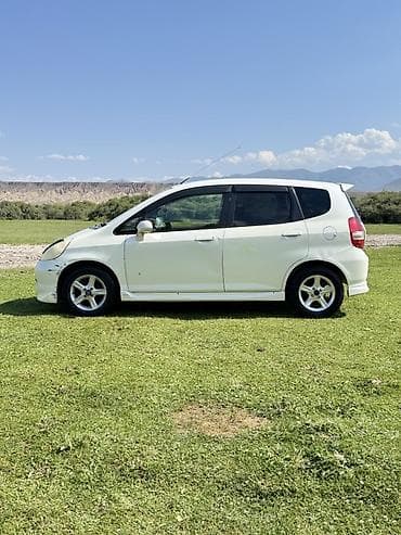 Унаа сатуу: Honda Fit: 2002 г., 1.3 л, Вариатор, Бензин, Хетчбек — 1