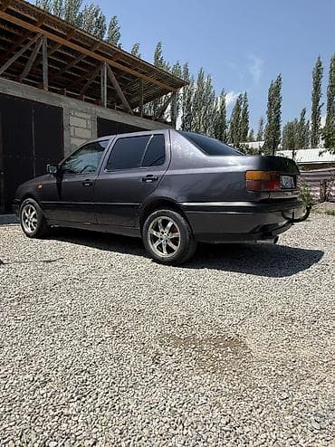 Volkswagen Vento: 1993 г., 2 л, Механика, Бензин, Седан — 8