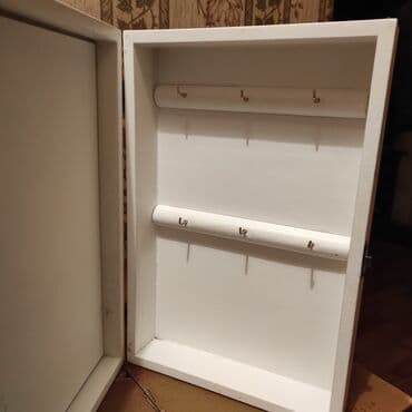 Ключница белая,новая(есть небольшой брак(виден клей вверху),поэтому