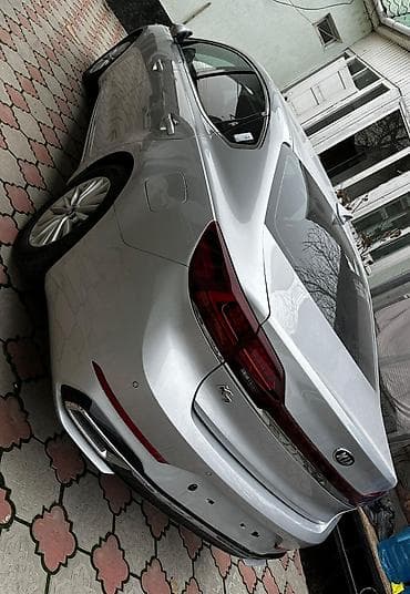 спортивный машина: Серебристый седан бизнес‑класса с выразительной светодиодной оптикой и — 4