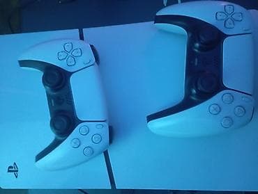 Игровая консоль Sony PlayStation 5 с двумя беспроводными геймпадами
